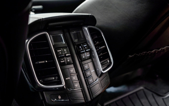Porsche Cayenne cena 229000 przebieg: 240000, rok produkcji 2015 z Strzegom małe 596
